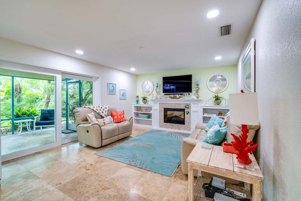 Outdoor Oasis w/ Bar & Lanai: Tavares Escape