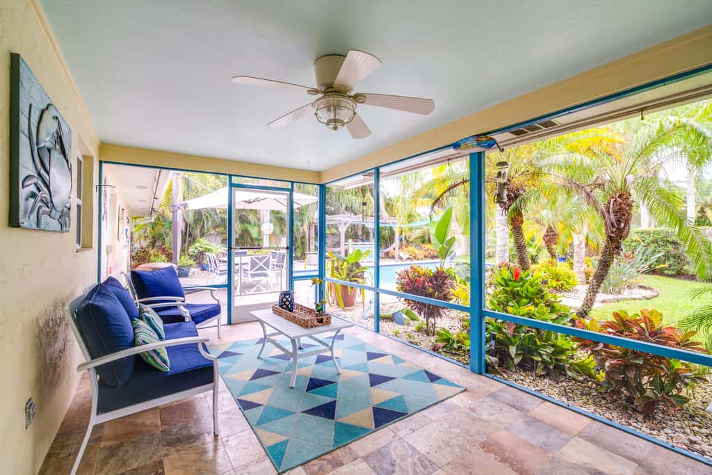 Outdoor Oasis w/ Bar & Lanai: Tavares Escape