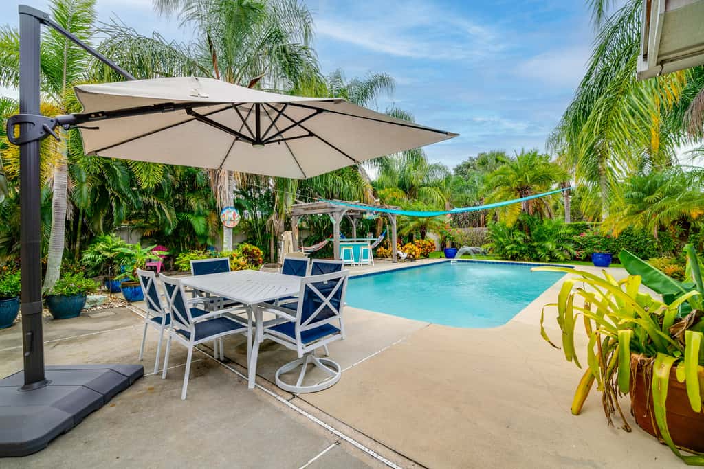 Outdoor Oasis w/ Bar & Lanai: Tavares Escape