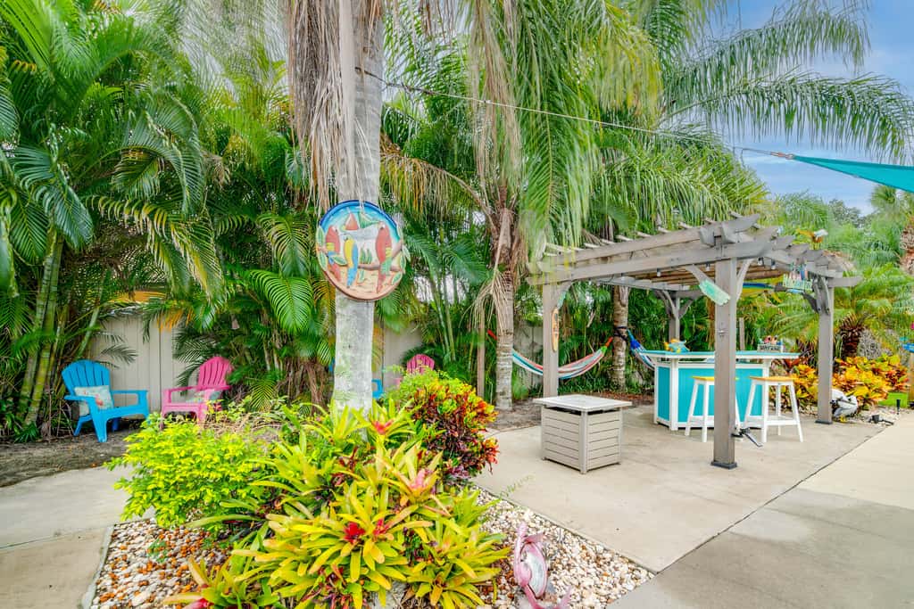 Outdoor Oasis w/ Bar & Lanai: Tavares Escape