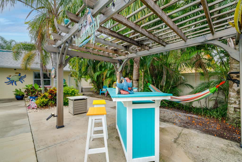 Outdoor Oasis w/ Bar & Lanai: Tavares Escape