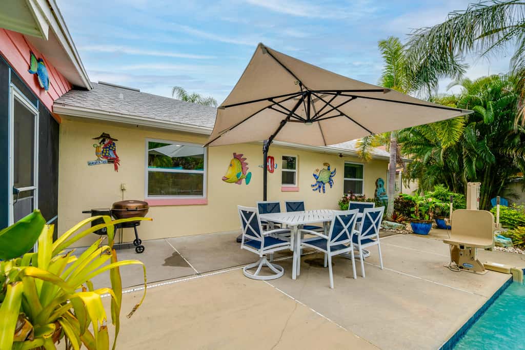 Outdoor Oasis w/ Bar & Lanai: Tavares Escape