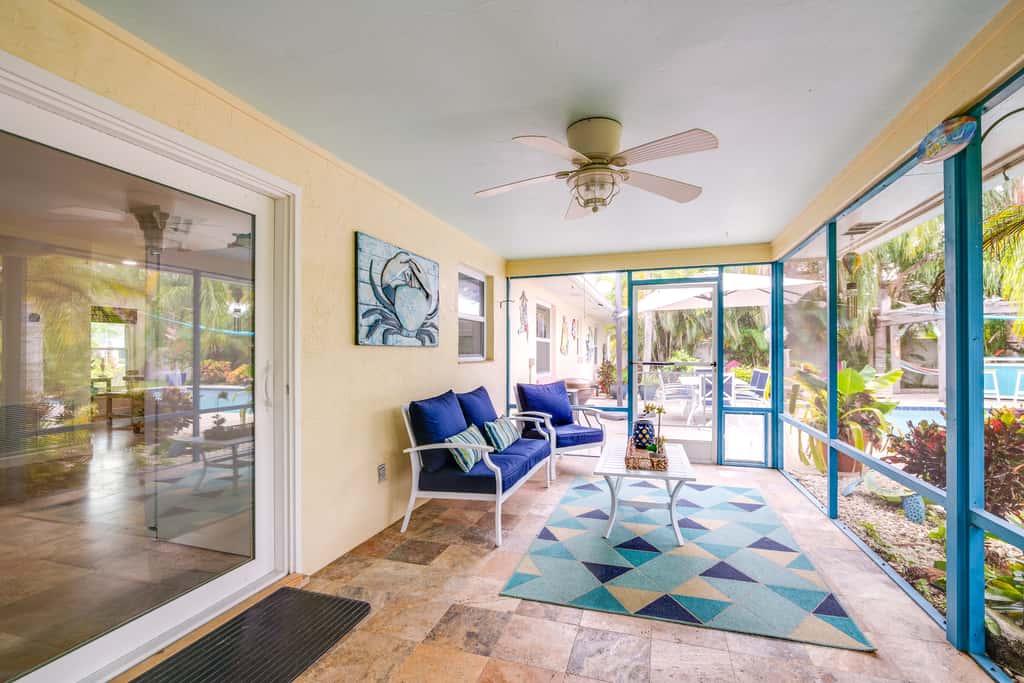 Outdoor Oasis w/ Bar & Lanai: Tavares Escape