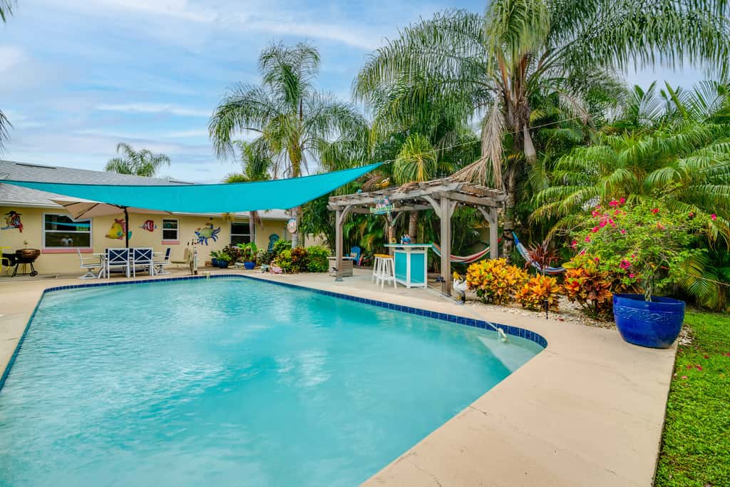 Outdoor Oasis w/ Bar & Lanai: Tavares Escape