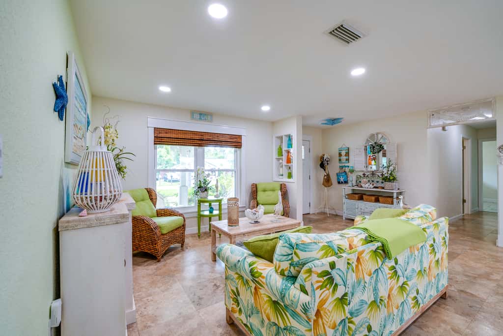Outdoor Oasis w/ Bar & Lanai: Tavares Escape