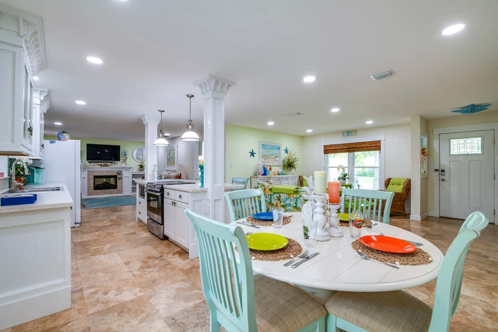 Outdoor Oasis w/ Bar & Lanai: Tavares Escape