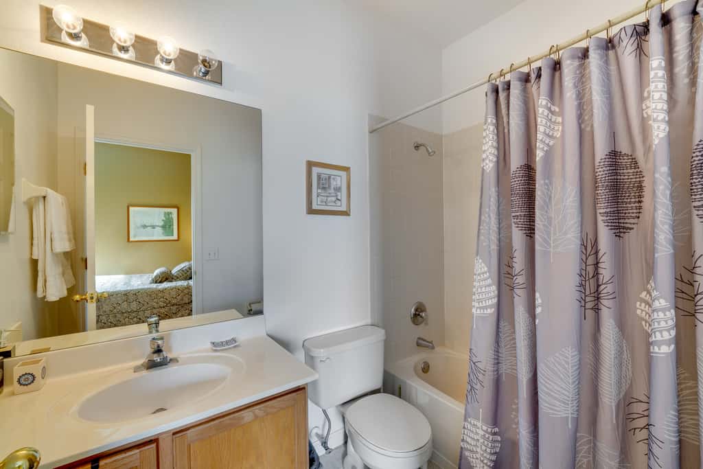 Lake-View Escape w/ Lanai in Kissimmee!
