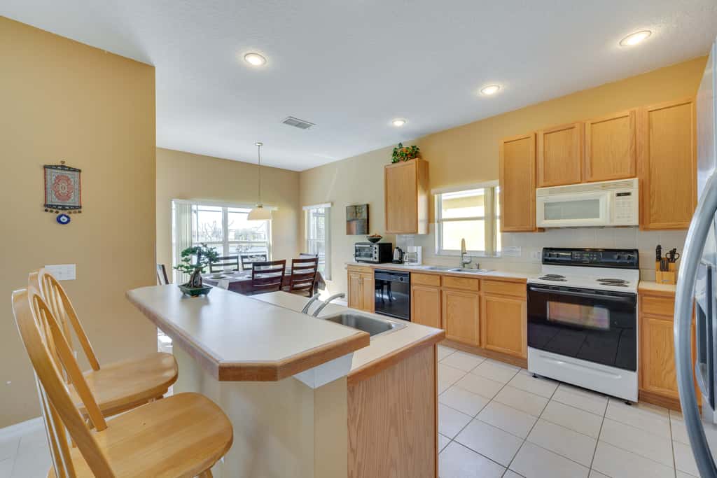 Lake-View Escape w/ Lanai in Kissimmee!