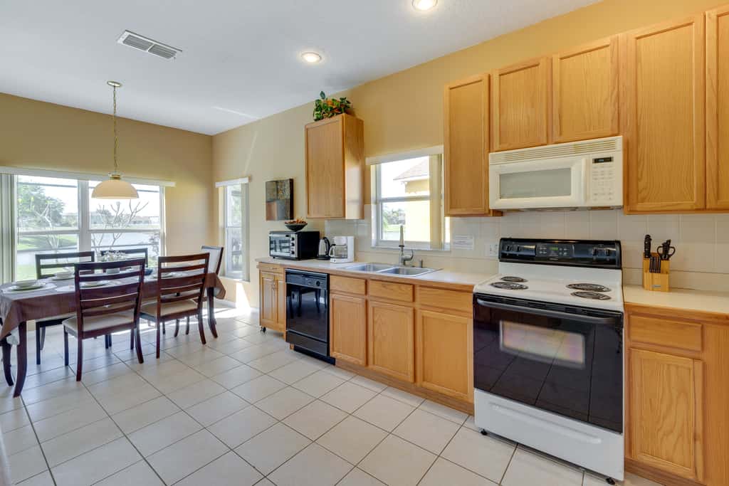 Lake-View Escape w/ Lanai in Kissimmee!