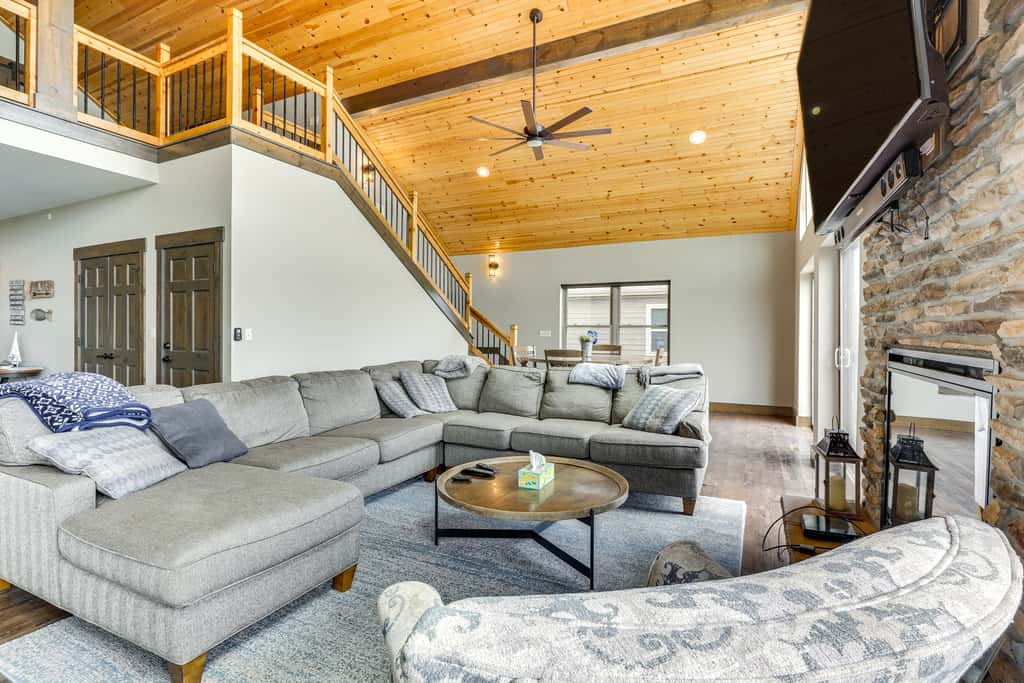 Lavish Retreat w/ Decks, Steps to Table Rock Lake!