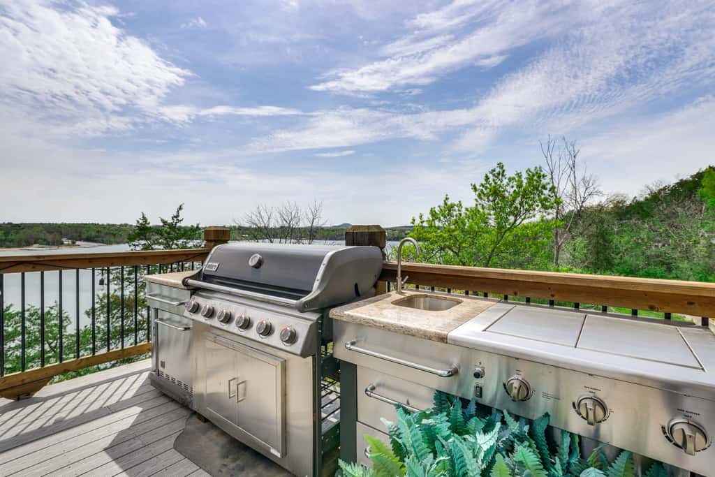 Lavish Retreat w/ Decks, Steps to Table Rock Lake!