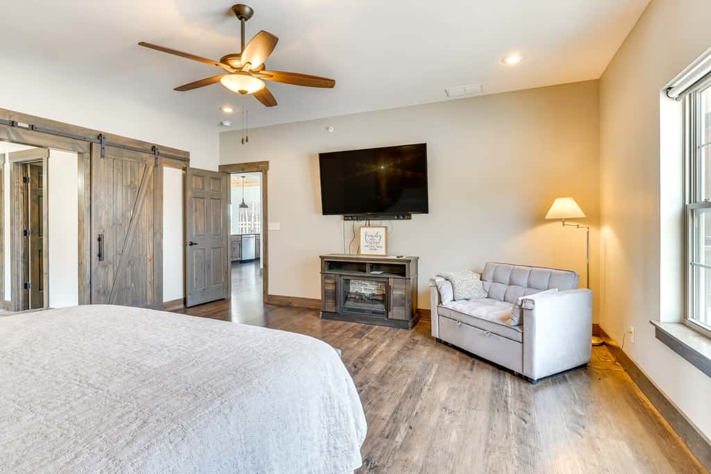 Lavish Retreat w/ Decks, Steps to Table Rock Lake!