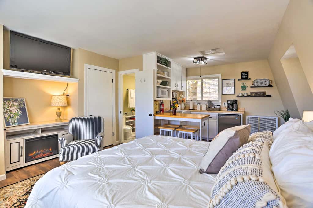 Lake Arrowhead Studio Near Hiking w/ Hot Tub