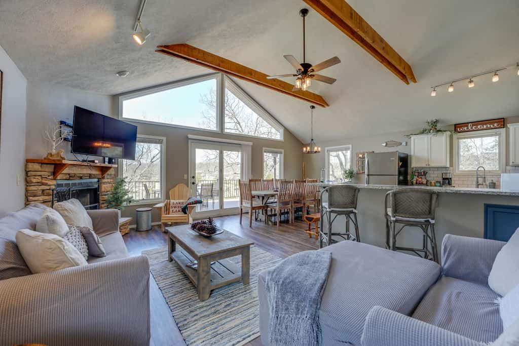 Reeds Spring Retreat w/ Lakeview Deck + Grill