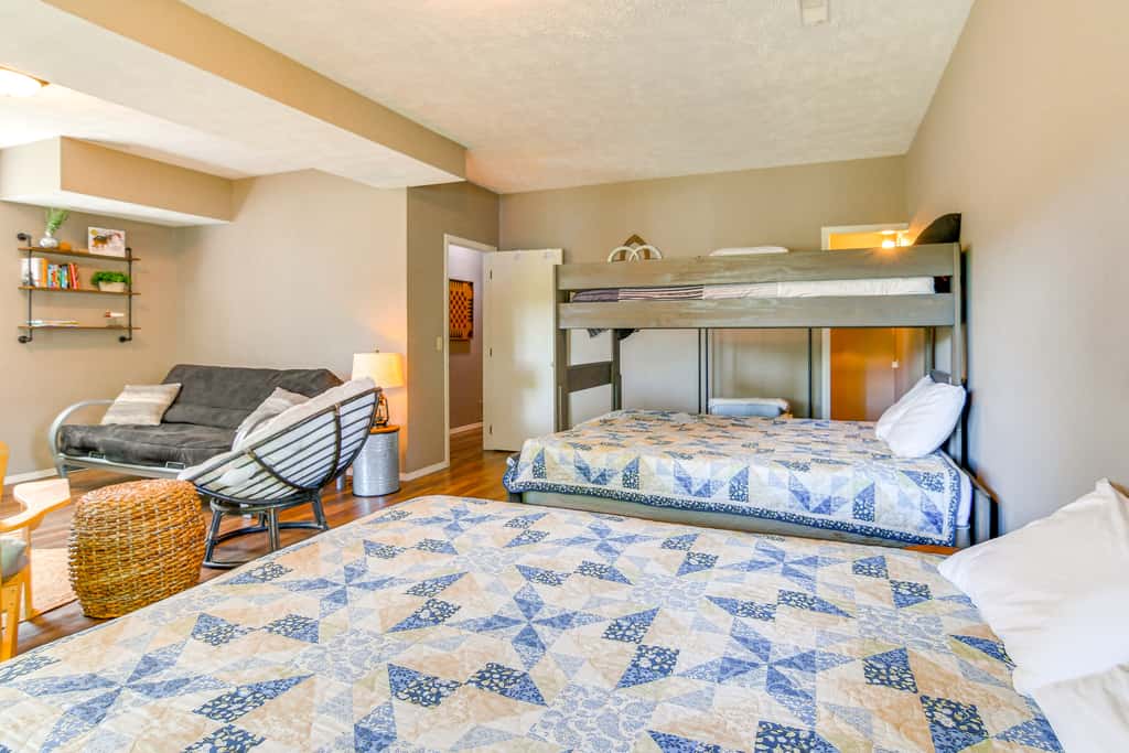 Reeds Spring Retreat w/ Lakeview Deck + Grill
