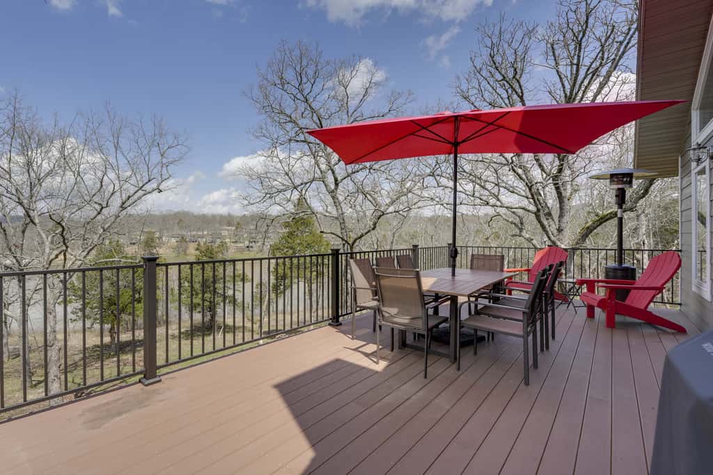 Reeds Spring Retreat w/ Lakeview Deck + Grill