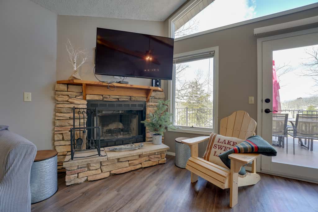 Reeds Spring Retreat w/ Lakeview Deck + Grill