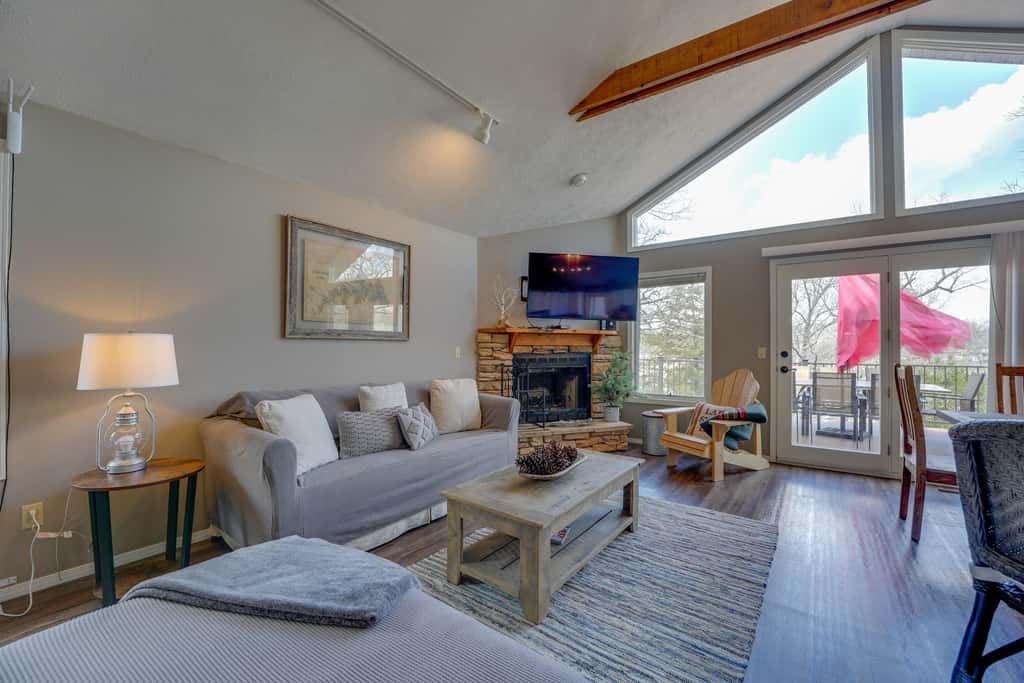 Reeds Spring Retreat w/ Lakeview Deck + Grill