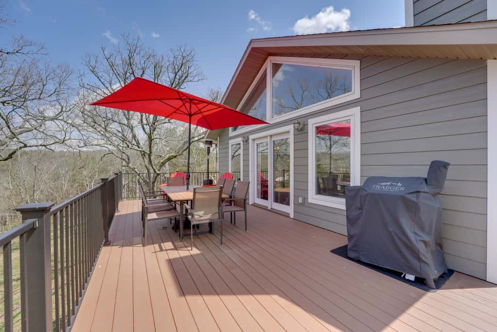 Reeds Spring Retreat w/ Lakeview Deck + Grill