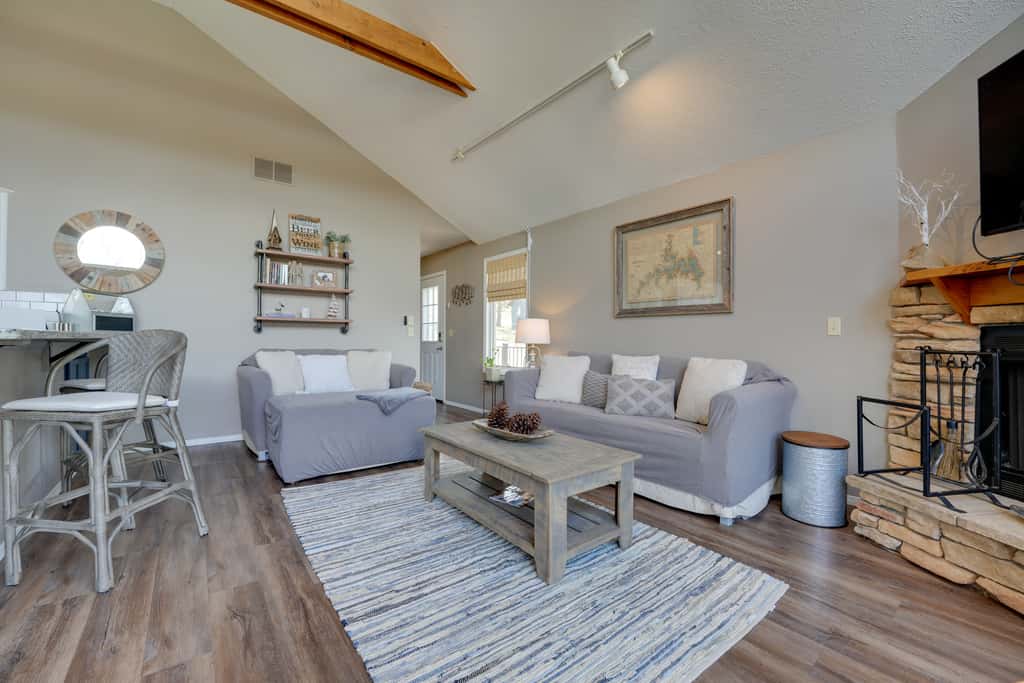 Reeds Spring Retreat w/ Lakeview Deck + Grill