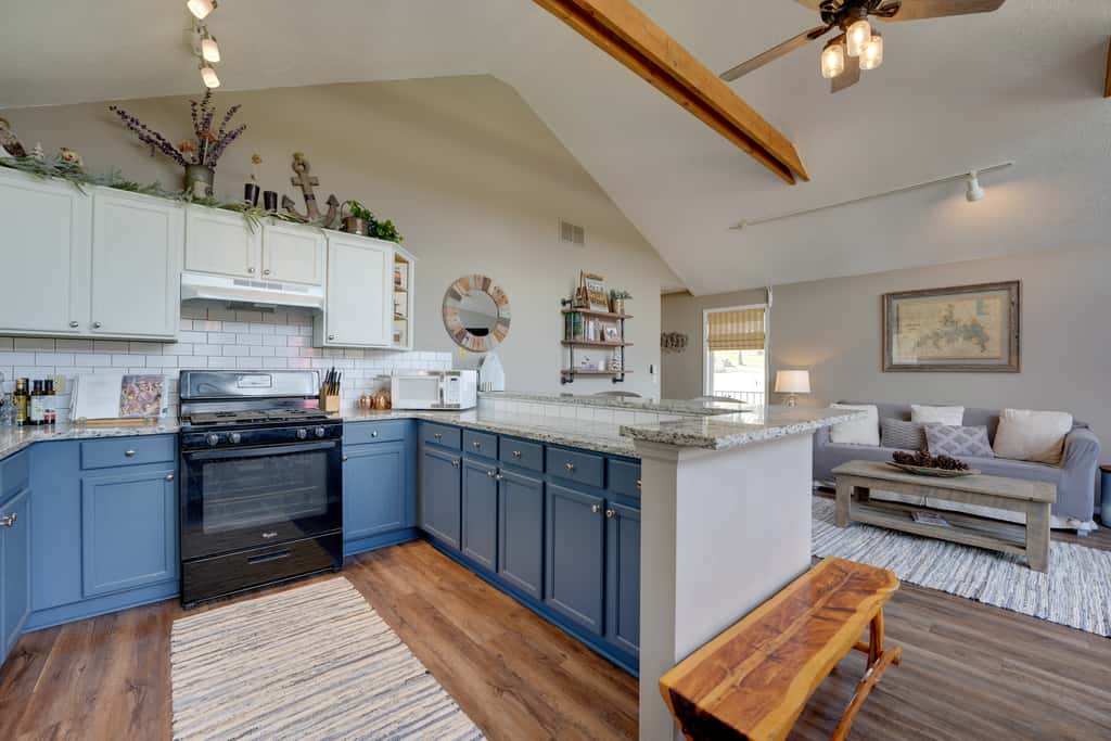Reeds Spring Retreat w/ Lakeview Deck + Grill