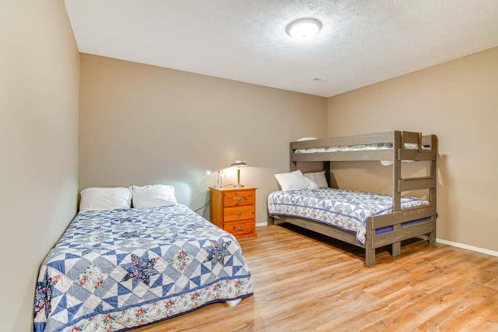 Reeds Spring Retreat w/ Lakeview Deck + Grill