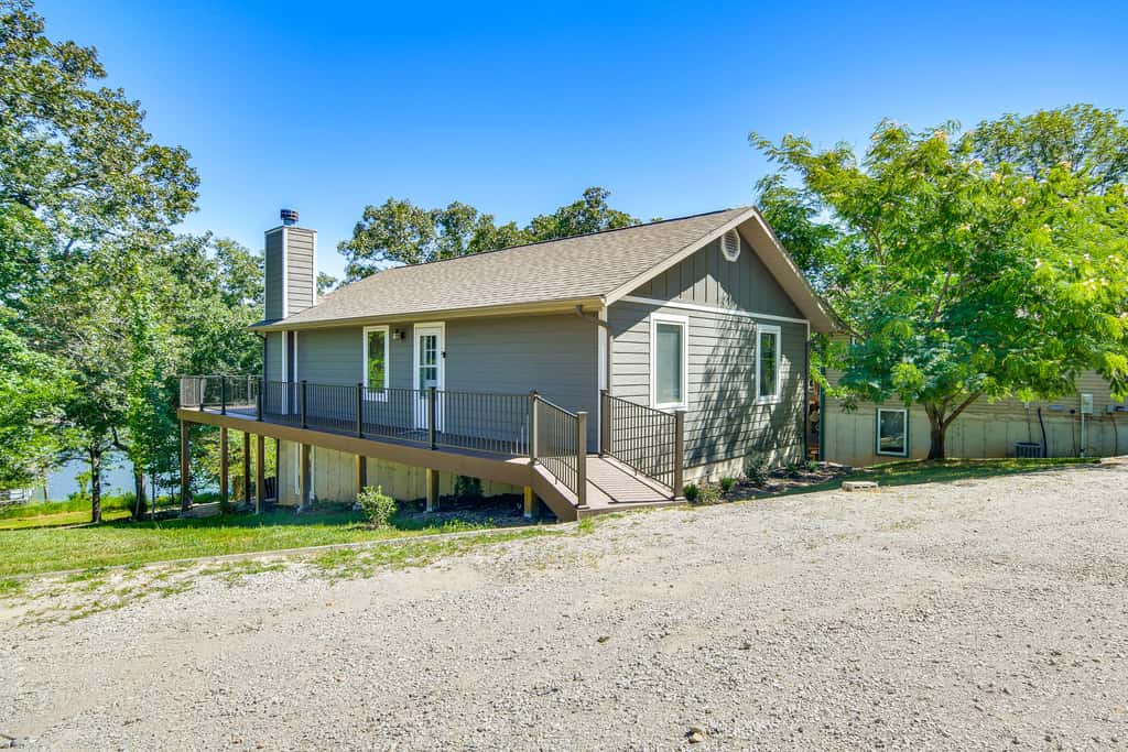 Reeds Spring Retreat w/ Lakeview Deck + Grill