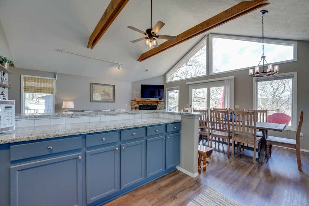 Reeds Spring Retreat w/ Lakeview Deck + Grill