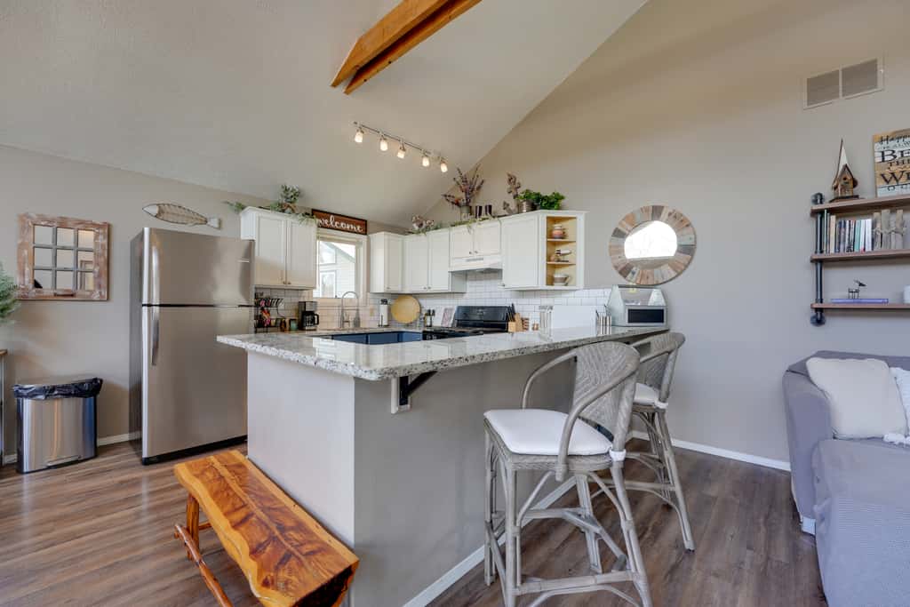 Reeds Spring Retreat w/ Lakeview Deck + Grill