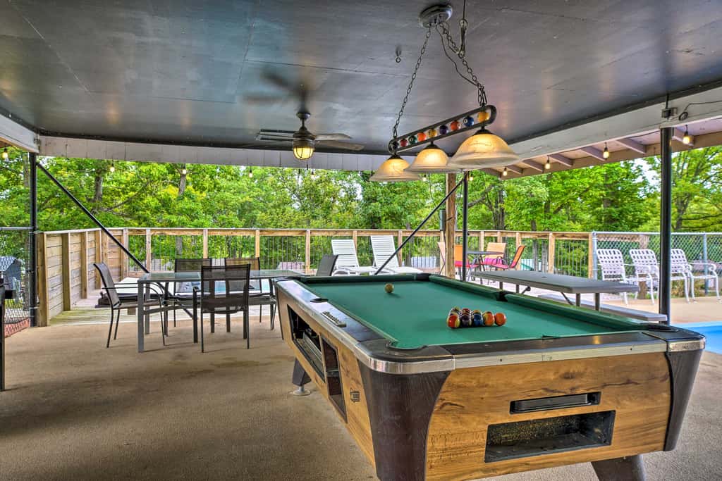 Reeds Spring Retreat w/ Lakeview Deck + Grill