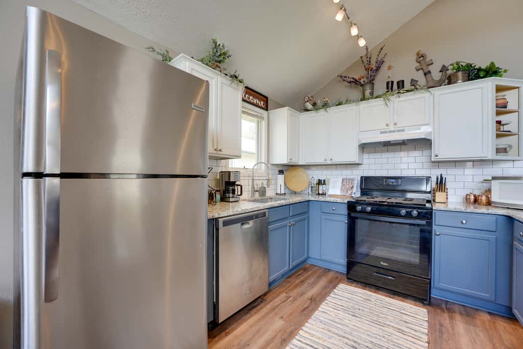Reeds Spring Retreat w/ Lakeview Deck + Grill