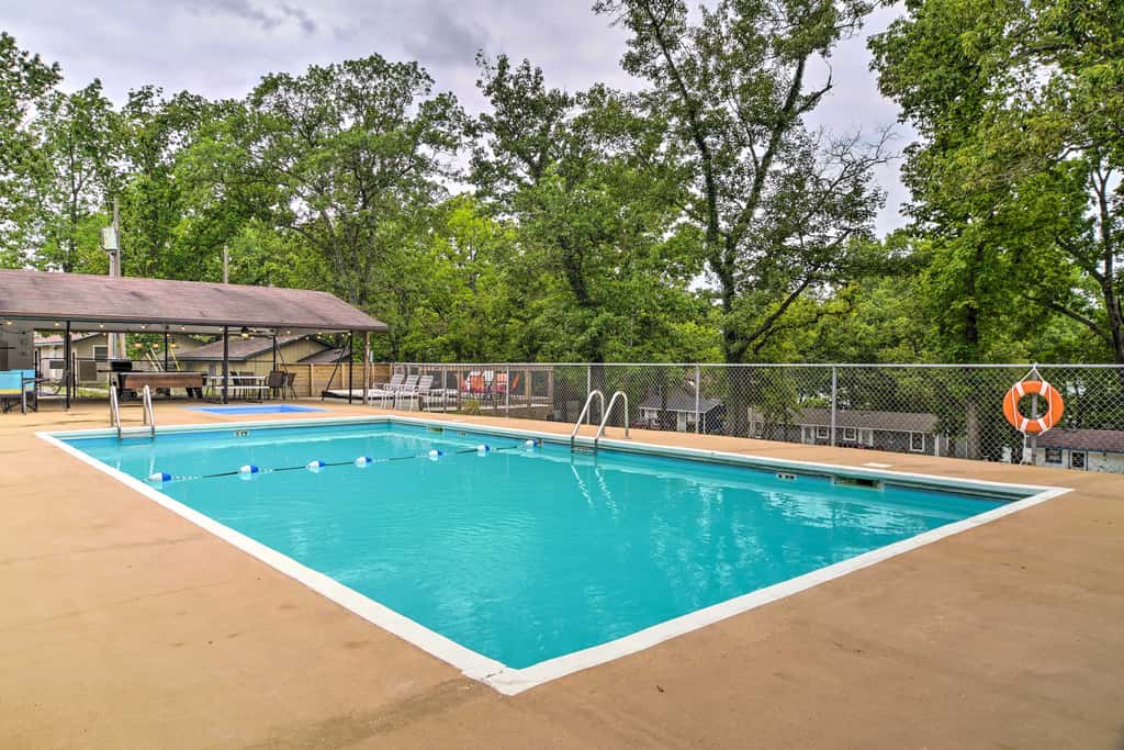 Reeds Spring Retreat w/ Lakeview Deck + Grill