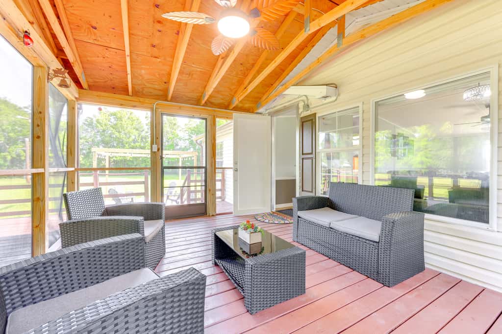 Palatka Hideaway w/ Fireplace & Private Porch