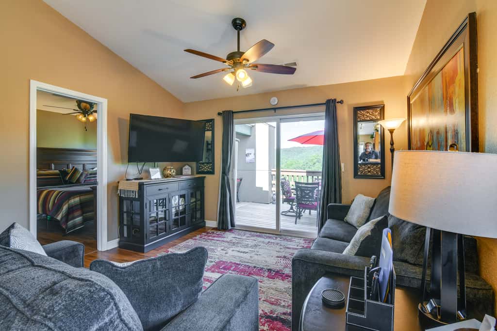 Near Silver Dollar City! Condo w/ Hot Tub & Lake