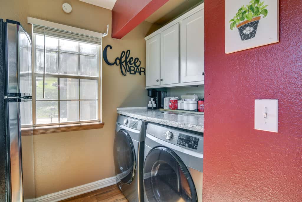 Near Silver Dollar City! Condo w/ Hot Tub & Lake