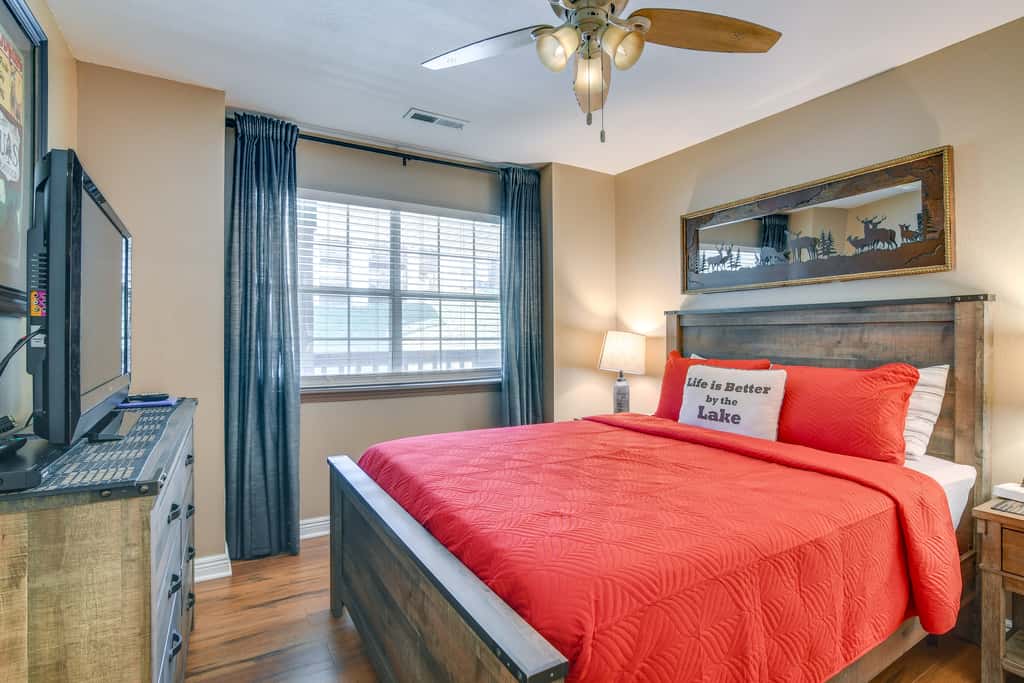 Near Silver Dollar City! Condo w/ Hot Tub & Lake
