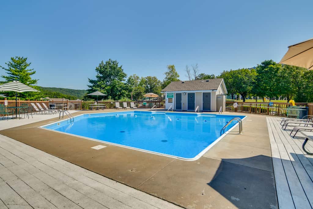 Near Silver Dollar City! Condo w/ Hot Tub & Lake