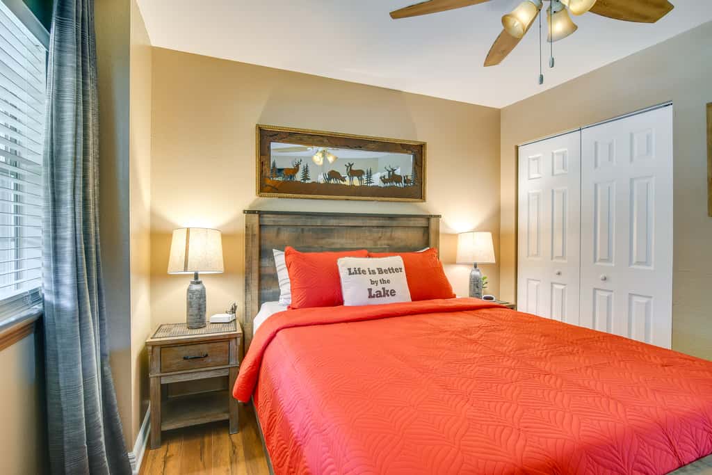 Near Silver Dollar City! Condo w/ Hot Tub & Lake