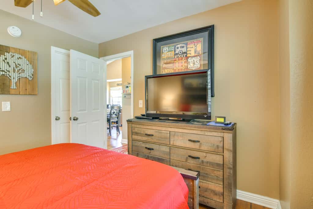 Near Silver Dollar City! Condo w/ Hot Tub & Lake