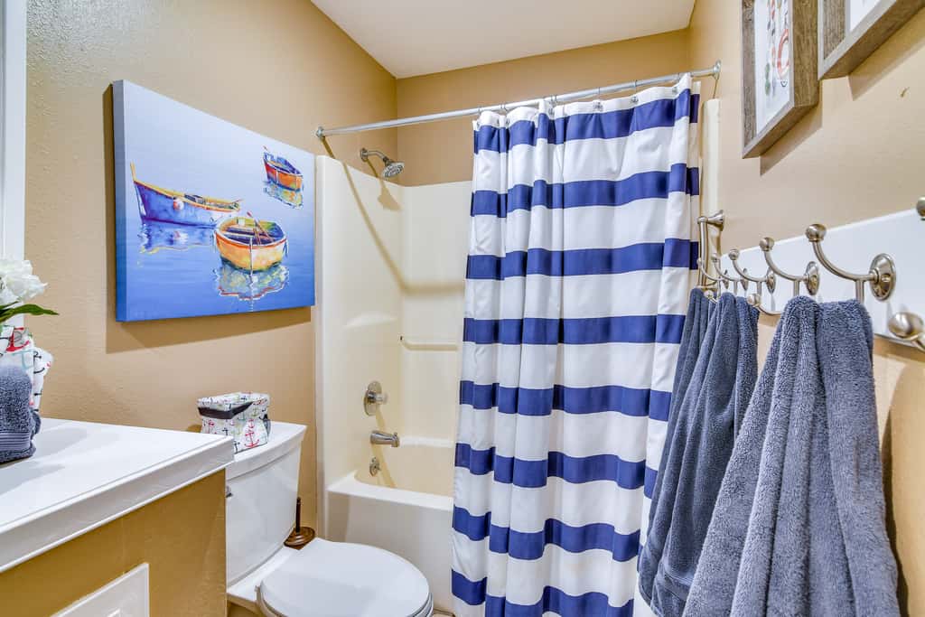 Near Silver Dollar City! Condo w/ Hot Tub & Lake