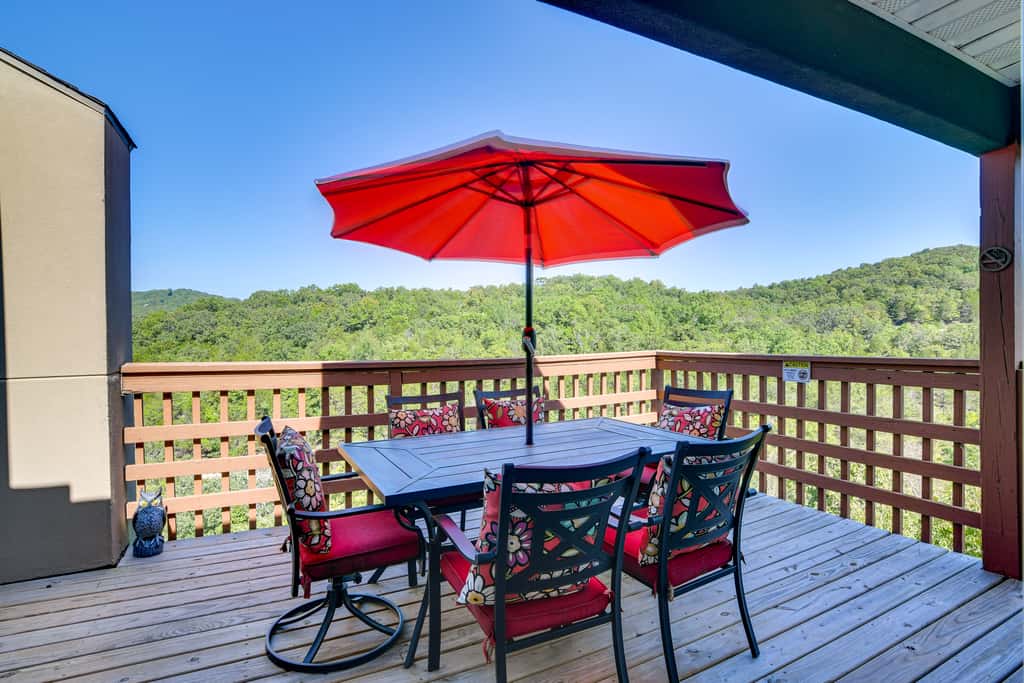 Near Silver Dollar City! Condo w/ Hot Tub & Lake