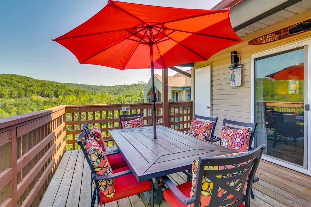 Near Silver Dollar City! Condo w/ Hot Tub & Lake