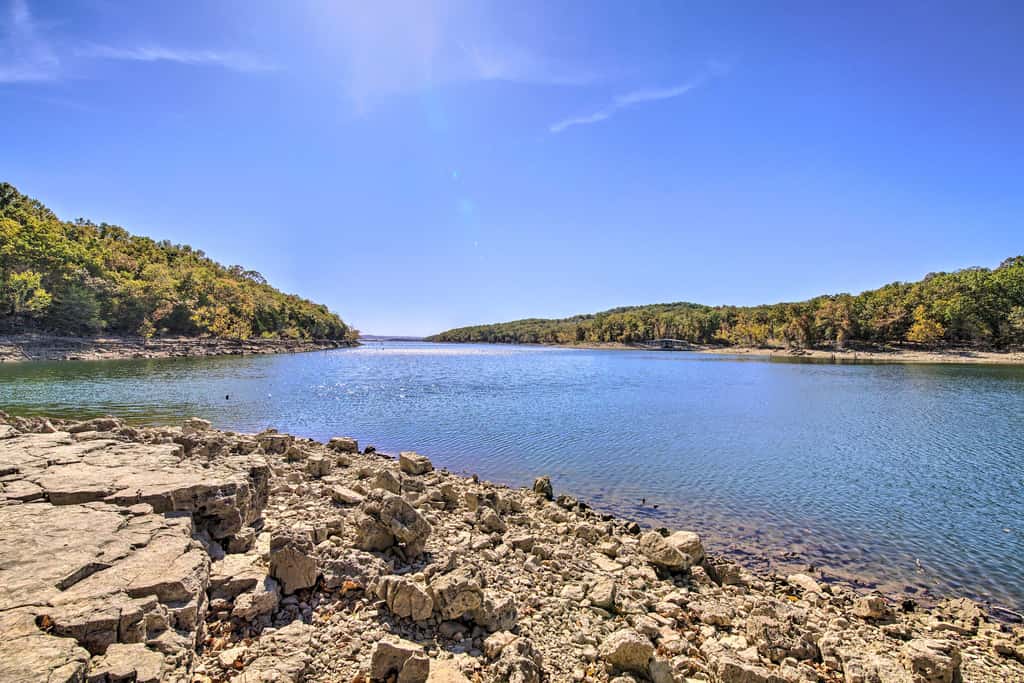 Near Silver Dollar City! Condo w/ Hot Tub & Lake