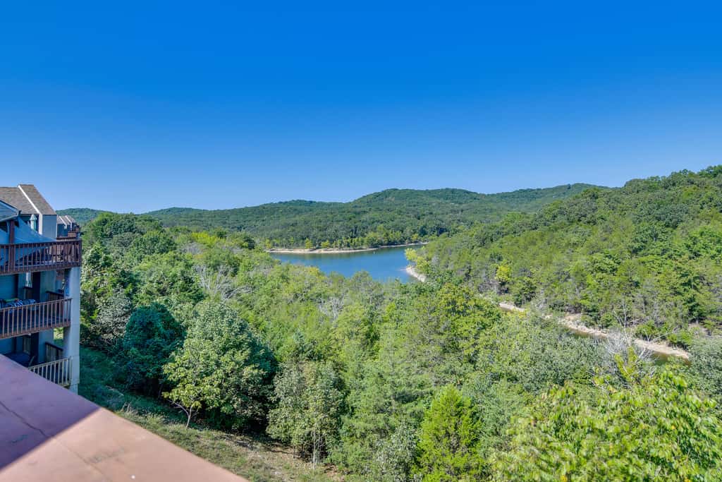 Near Silver Dollar City! Condo w/ Hot Tub & Lake