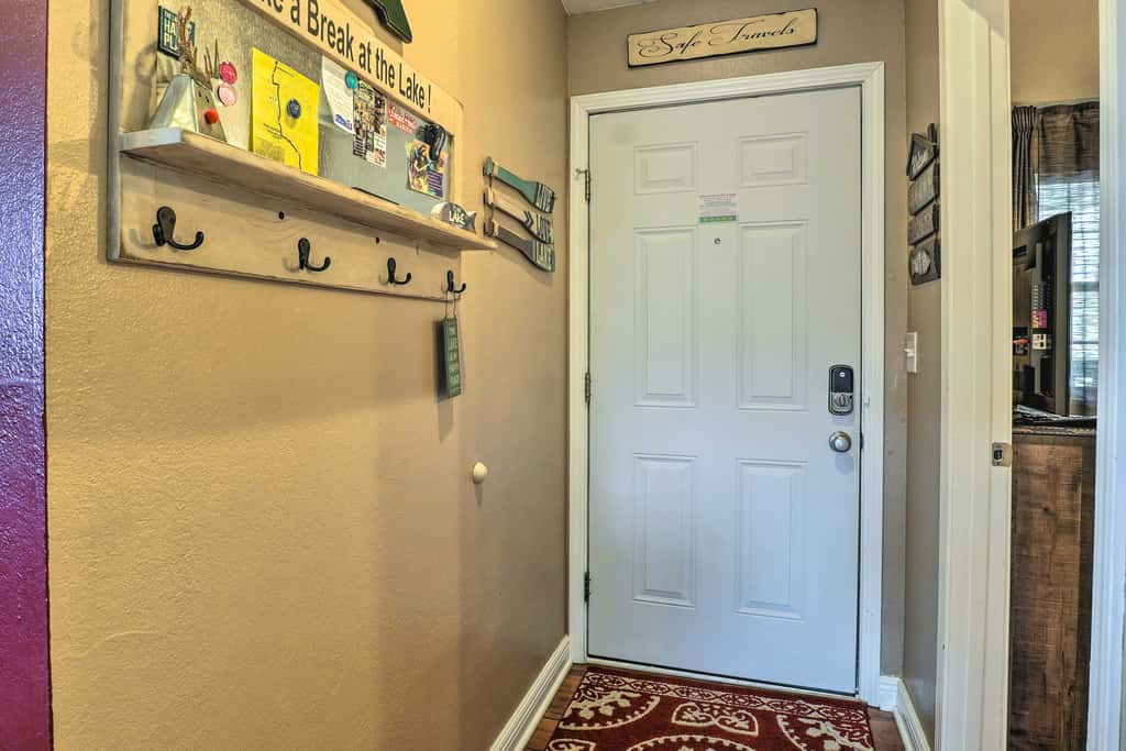 Near Silver Dollar City! Condo w/ Hot Tub & Lake