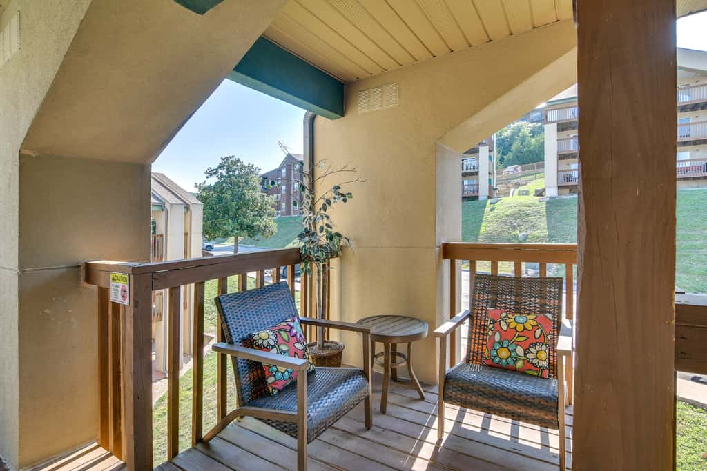 Near Silver Dollar City! Condo w/ Hot Tub & Lake