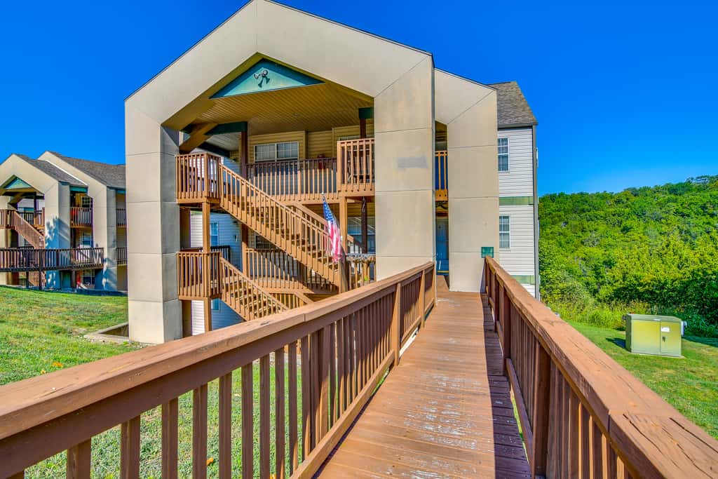 Near Silver Dollar City! Condo w/ Hot Tub & Lake