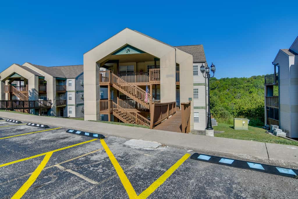 Near Silver Dollar City! Condo w/ Hot Tub & Lake