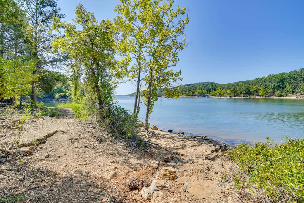 Near Silver Dollar City! Condo w/ Hot Tub & Lake