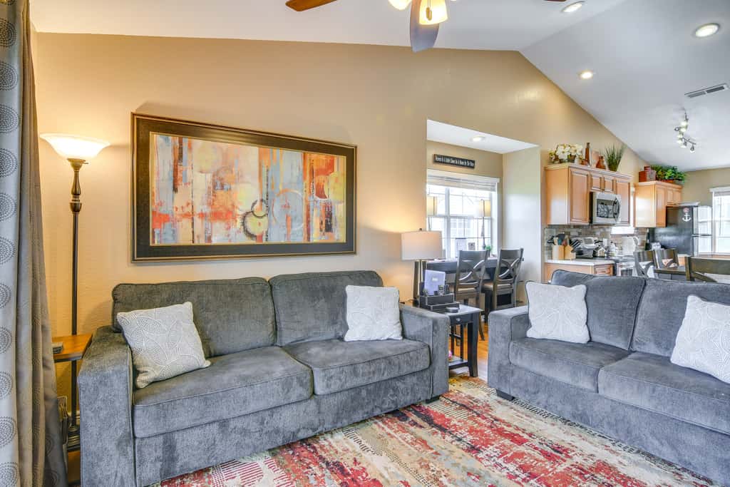 Near Silver Dollar City! Condo w/ Hot Tub & Lake